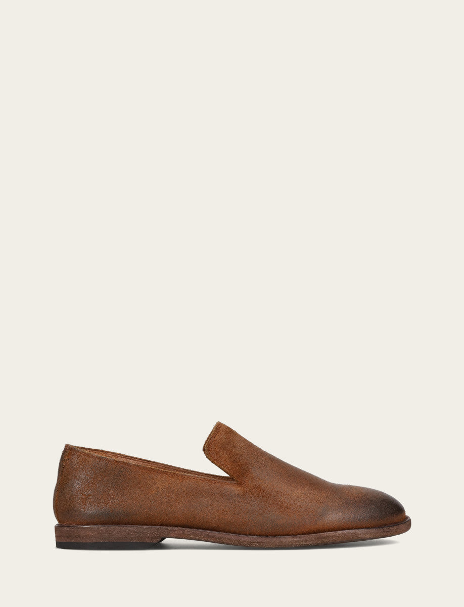 Chris Venetian - Ginger Suede - Outside
