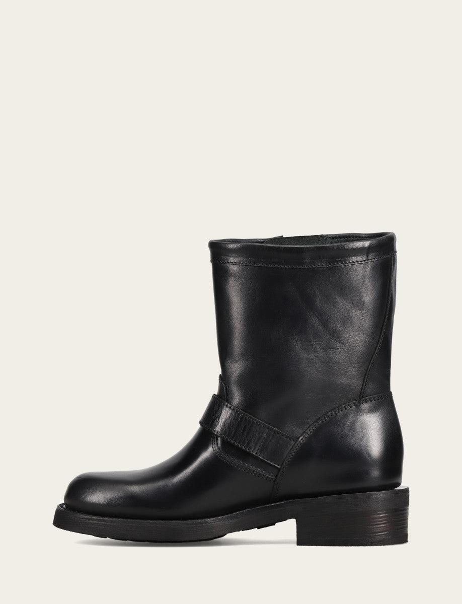 Viv Short Engineer - Black - Inside